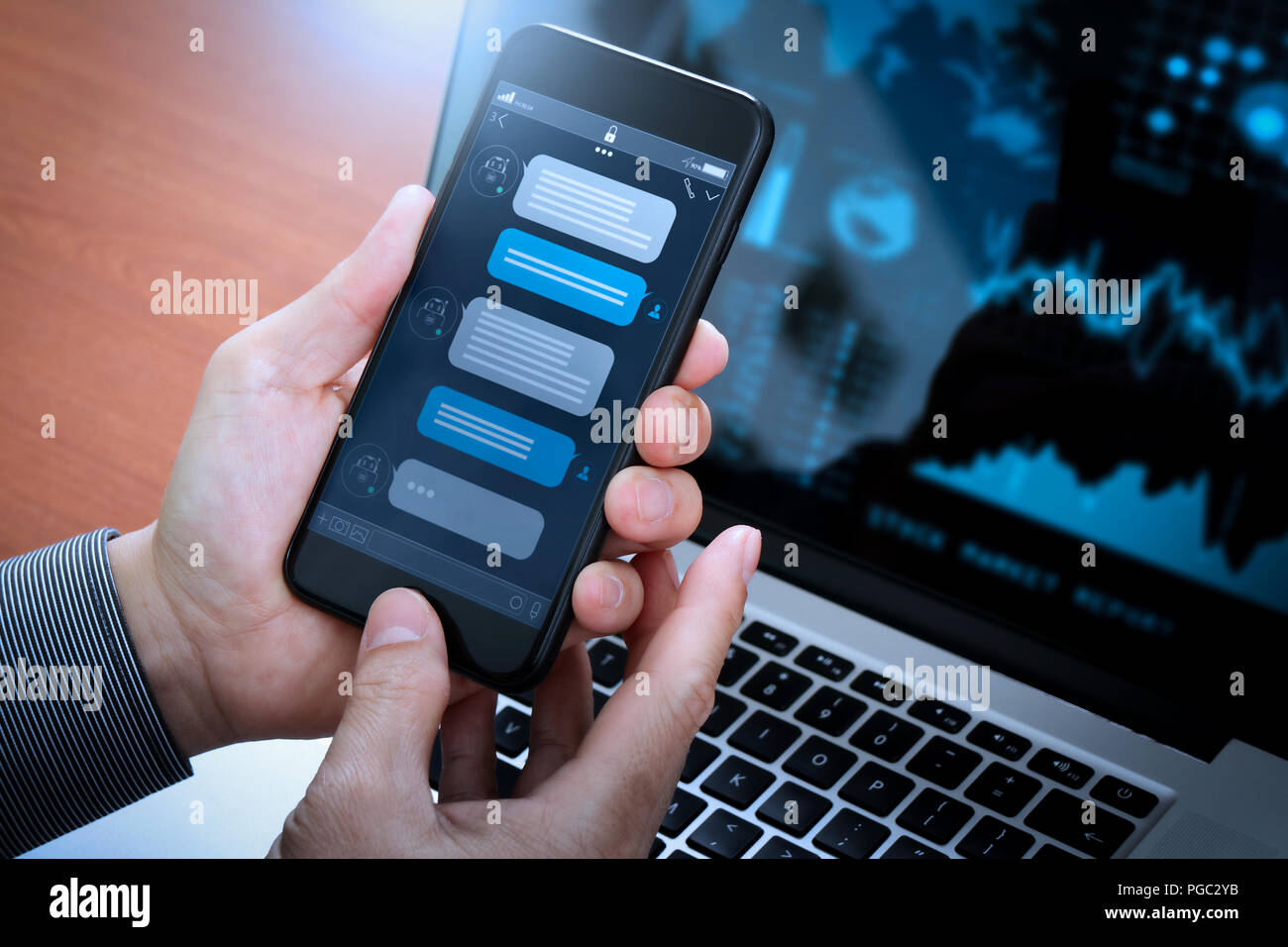 Chatbot conversation avec l'écran du smartphone et l'interface de l'application de traitement en technologie de l'intelligence artificielle assistant virtuel avec l'assistance clientèle en Banque D'Images