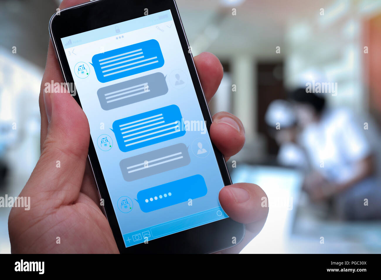 Chatbot conversation avec l'écran du smartphone et l'interface de l'application de traitement en technologie de l'intelligence artificielle assistant virtuel avec l'assistance clientèle en Banque D'Images