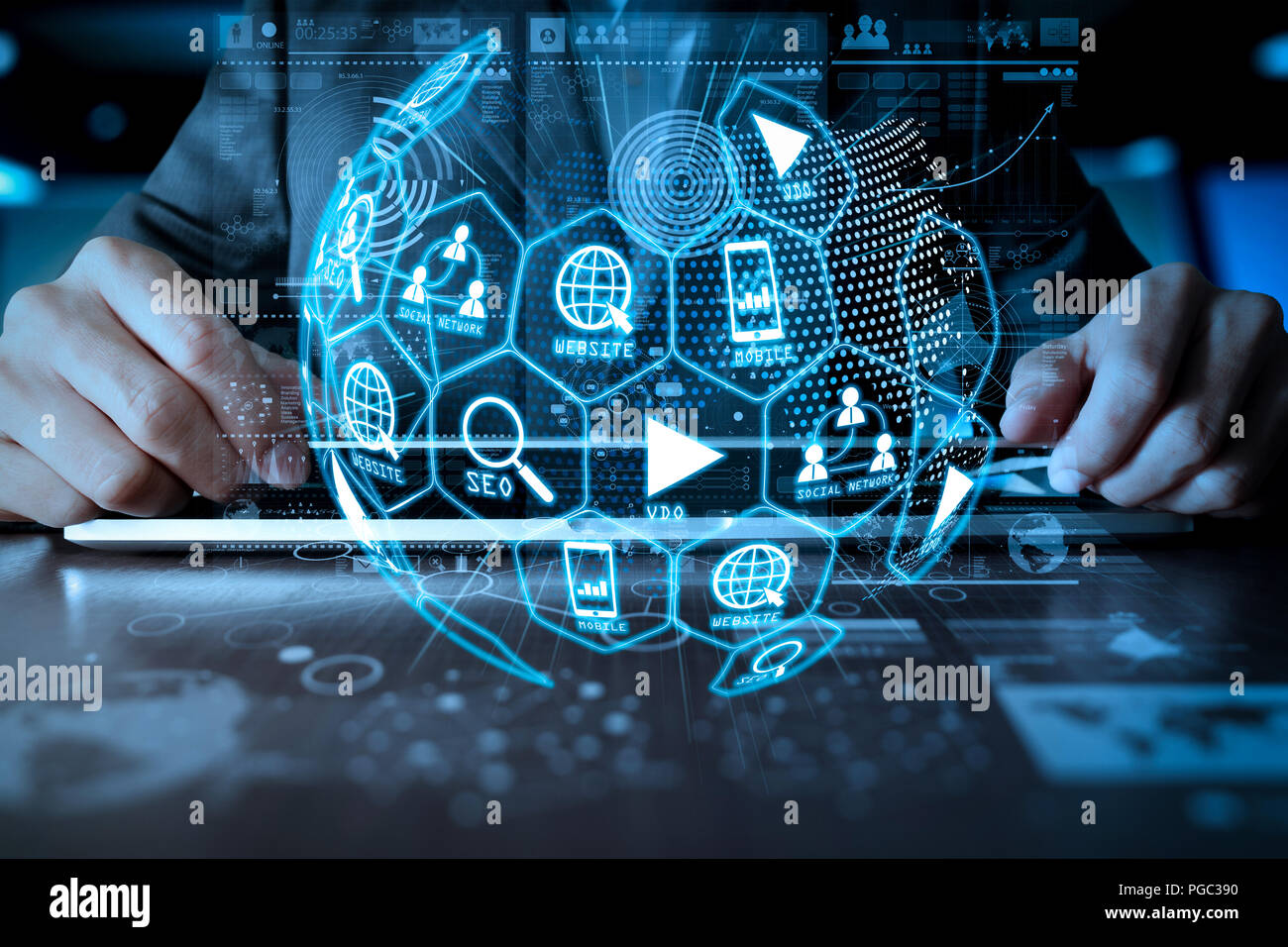 Marketing digital media (site web annonce, email, réseaux sociaux, SEO, vidéo, application mobile) en forme de globe virtuel.Schéma de business man hand working on laptop Banque D'Images