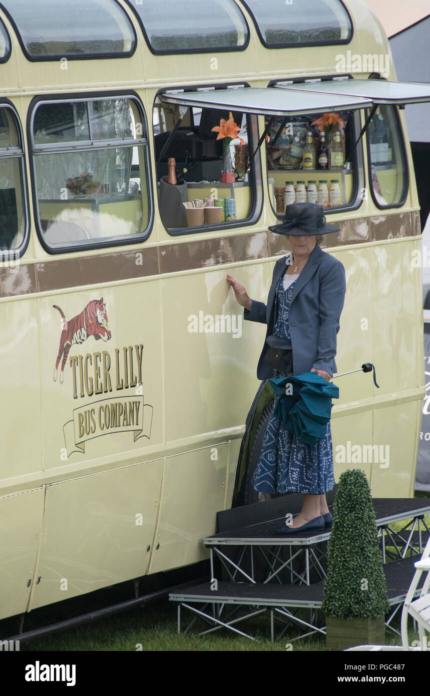 Henley on Thames, Angleterre, 01/07/2016, Royal Henley Regatta, acheter du café au temple à l'enceinte de l'Île, © Peter SPURRIER Banque D'Images