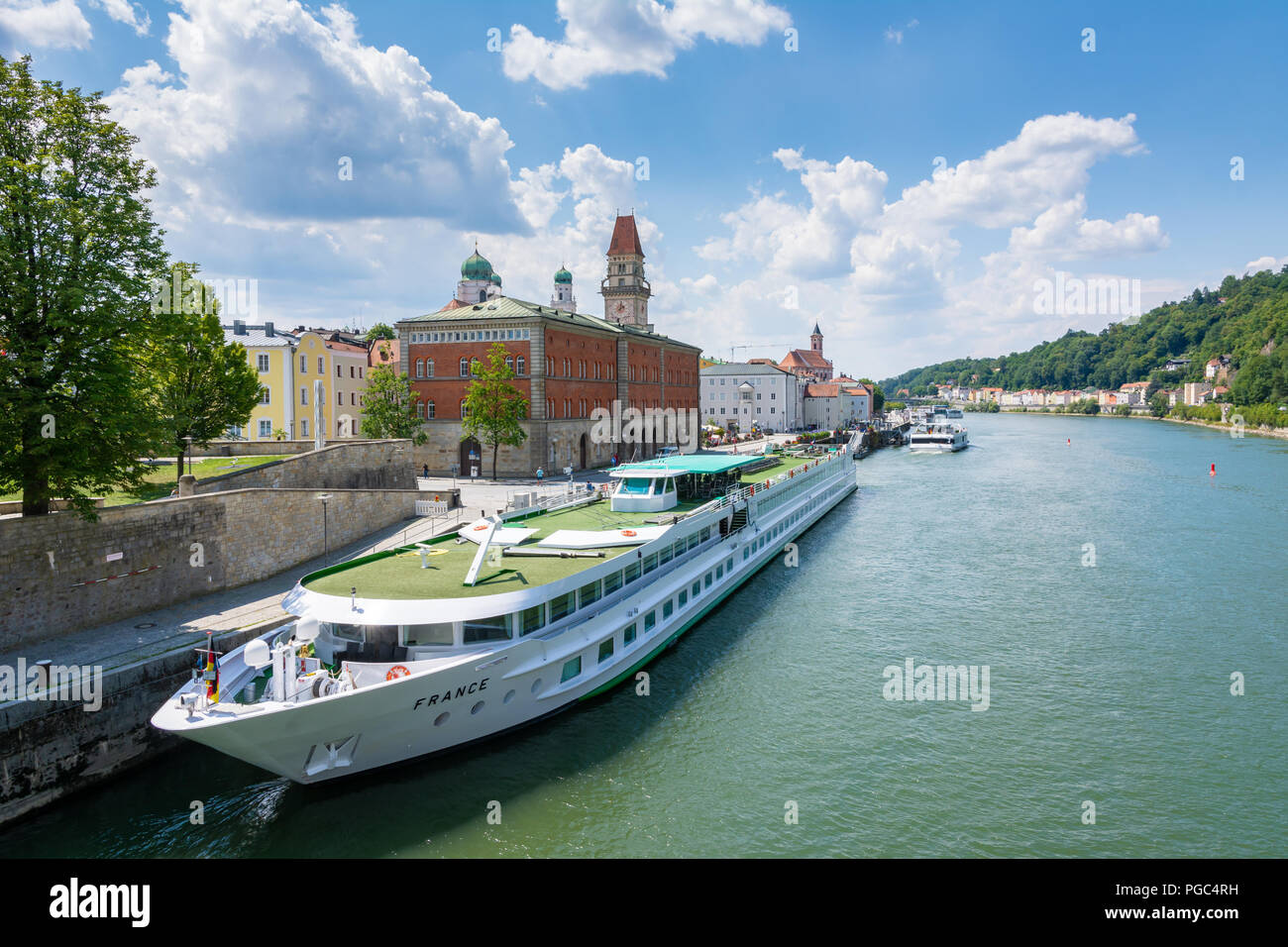 PASSAU, ALLEMAGNE - 14 juillet : navire à passagers au port du Danube à Passau, Allemagne le 14 juillet 2018. Foto pris dans Prinzregent-Luitpold Banque D'Images