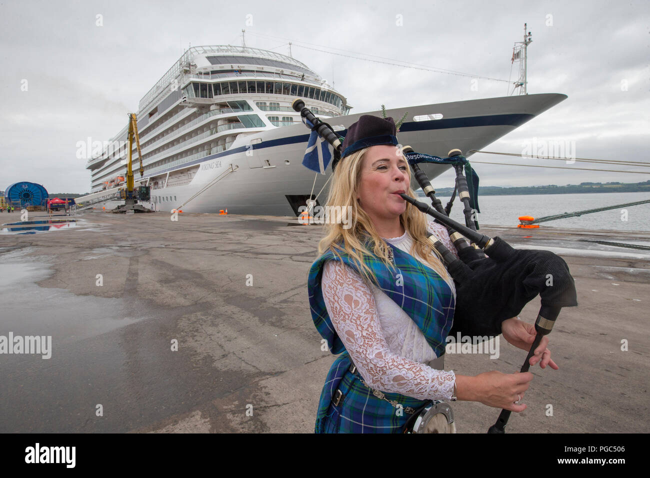 Sac Femme piper jouant bienvenue pour un paquebot de croisière Banque D'Images