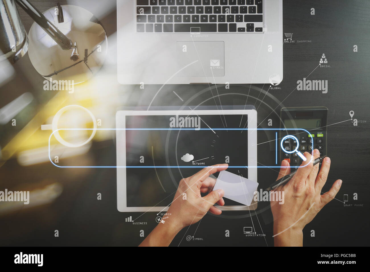 La navigation sur la recherche de données Internet Information Networking Concept avec barre de recherche vierge.Internet shopping concept.Vue de dessus des mains travailler avec calcula Banque D'Images