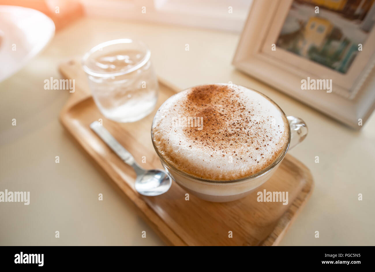Le café du matin dans l'éclairage de couleur chaude douce et lisse ton flou. Banque D'Images