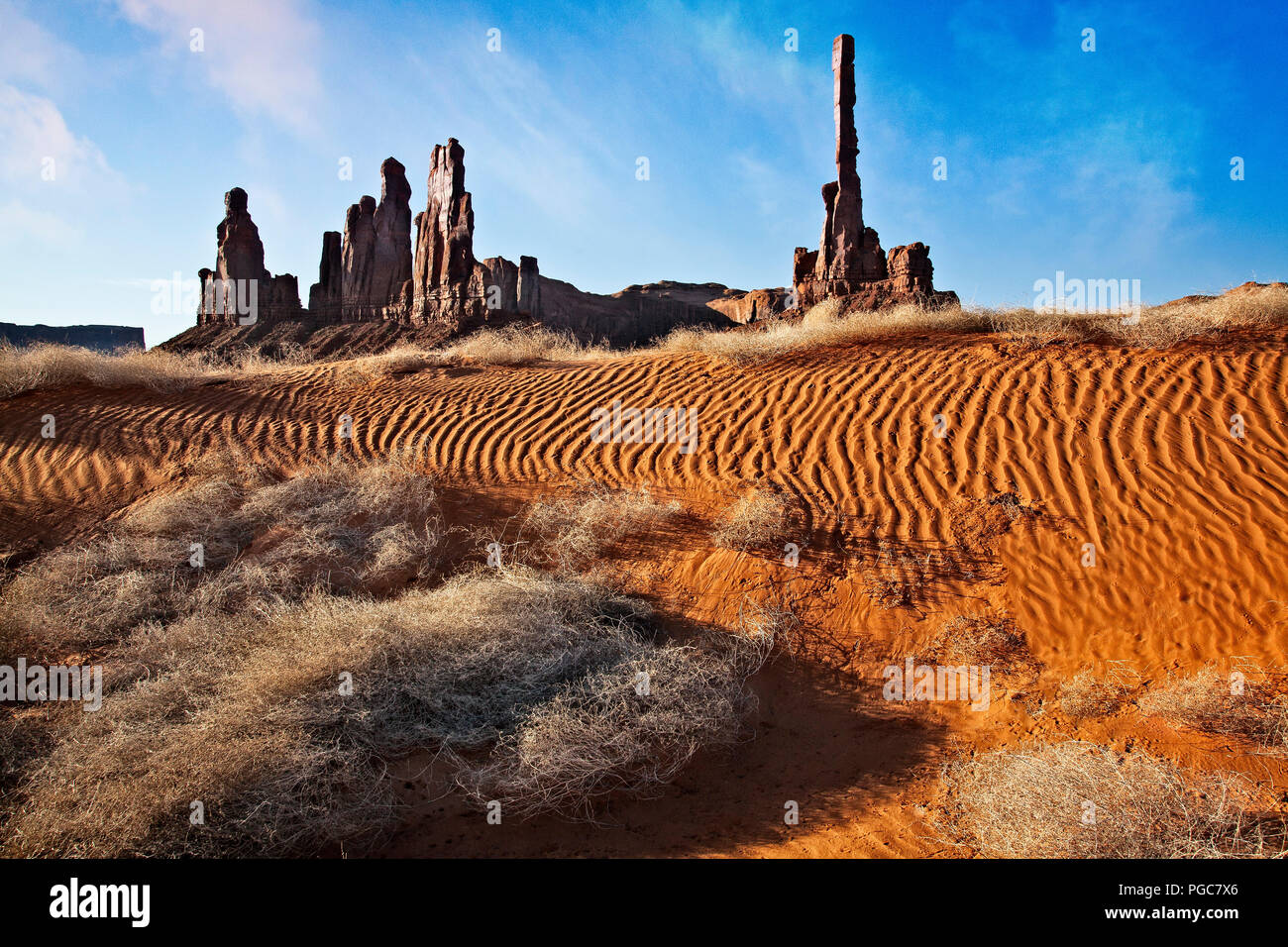 Le Totem et Yei Bi Chei les danseurs. Monument Valley, Navajo Nation, Arizona. Banque D'Images