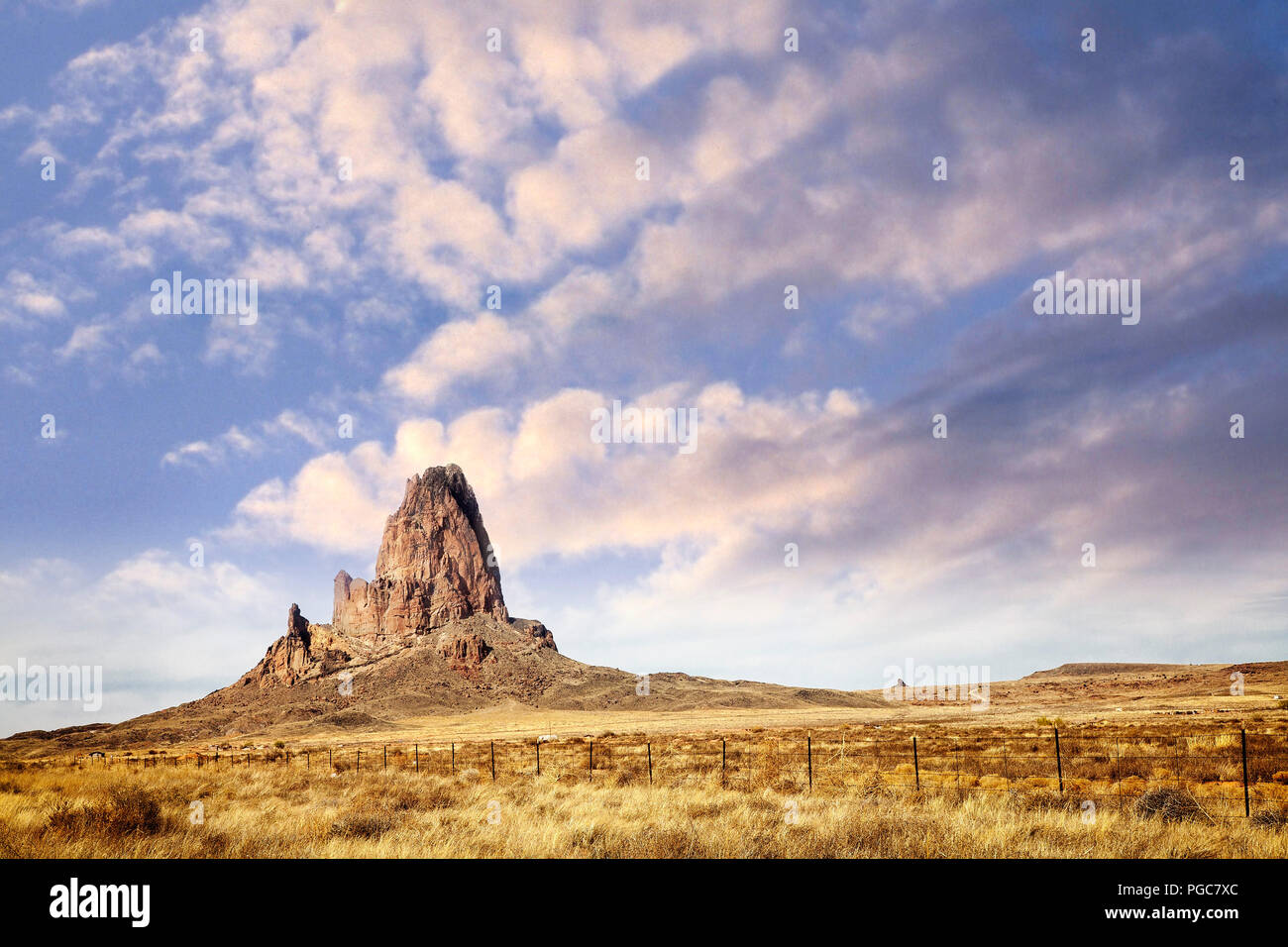 Agathla peak, un bouchon volcanique érodée au sud de Monument Valley, est considéré comme sacré par les Navajos. De l'Arizona. Banque D'Images