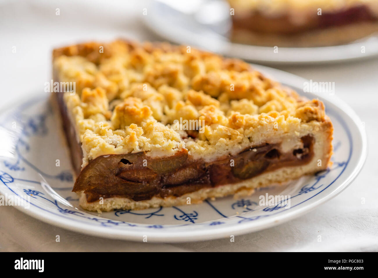 Un grand morceau de gâteau aux prunes maison allemande avec charlottes sur une assiette Banque D'Images