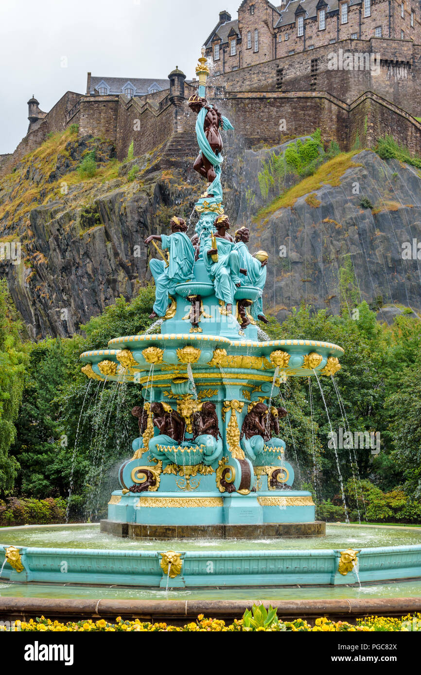 L'EDIMBOURG ECOSSE RESTAURÉ FONTAINE ROSS dans l'ouest de Princes Street Gardens ET LE CHÂTEAU Banque D'Images