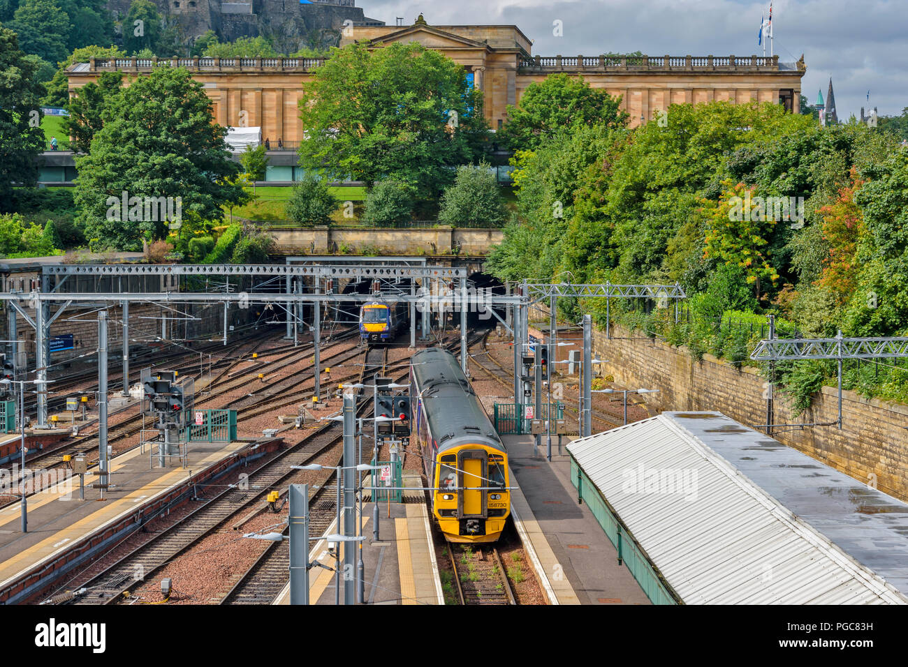 La gare Waverley d'Édimbourg en Écosse ET LES TRAINS AVEC LA SCOTTISH NATIONAL GALLERY Banque D'Images