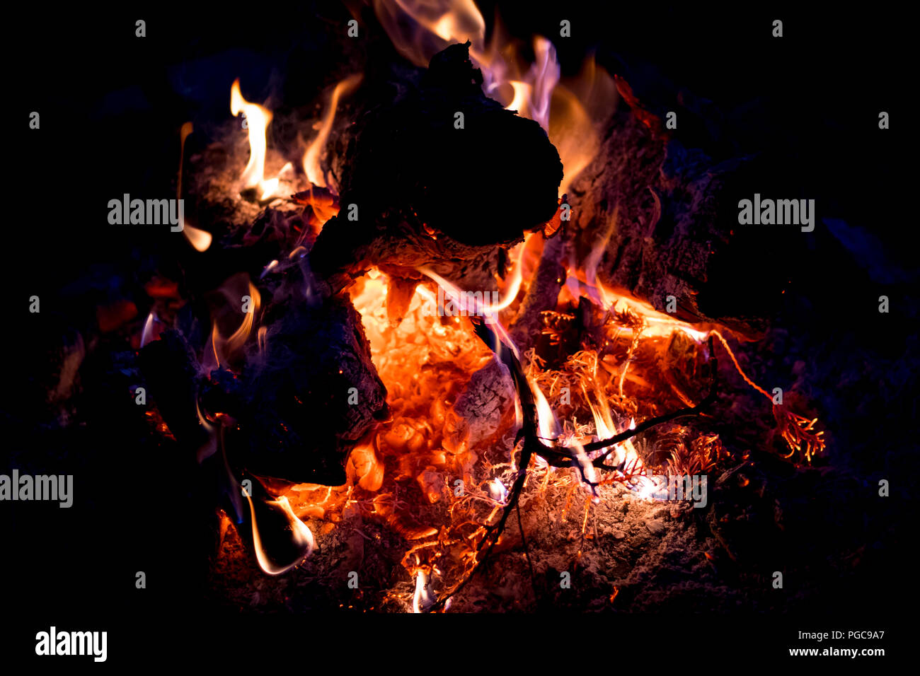 La combustion du bois dans un feu de camp en plein air. Banque D'Images