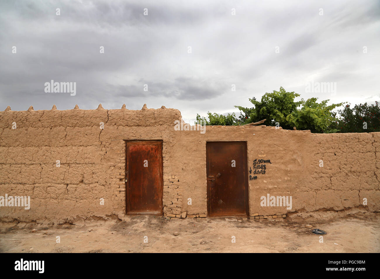 Portes des maisons à Fahraj, Iran Banque D'Images