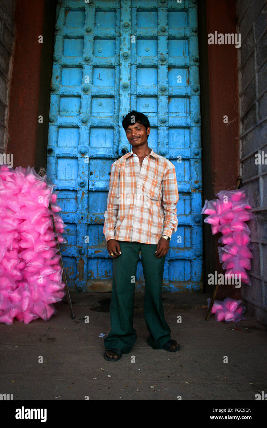 Un homme se tient devant la porte d'un temple à Kanyakumari, India Banque D'Images