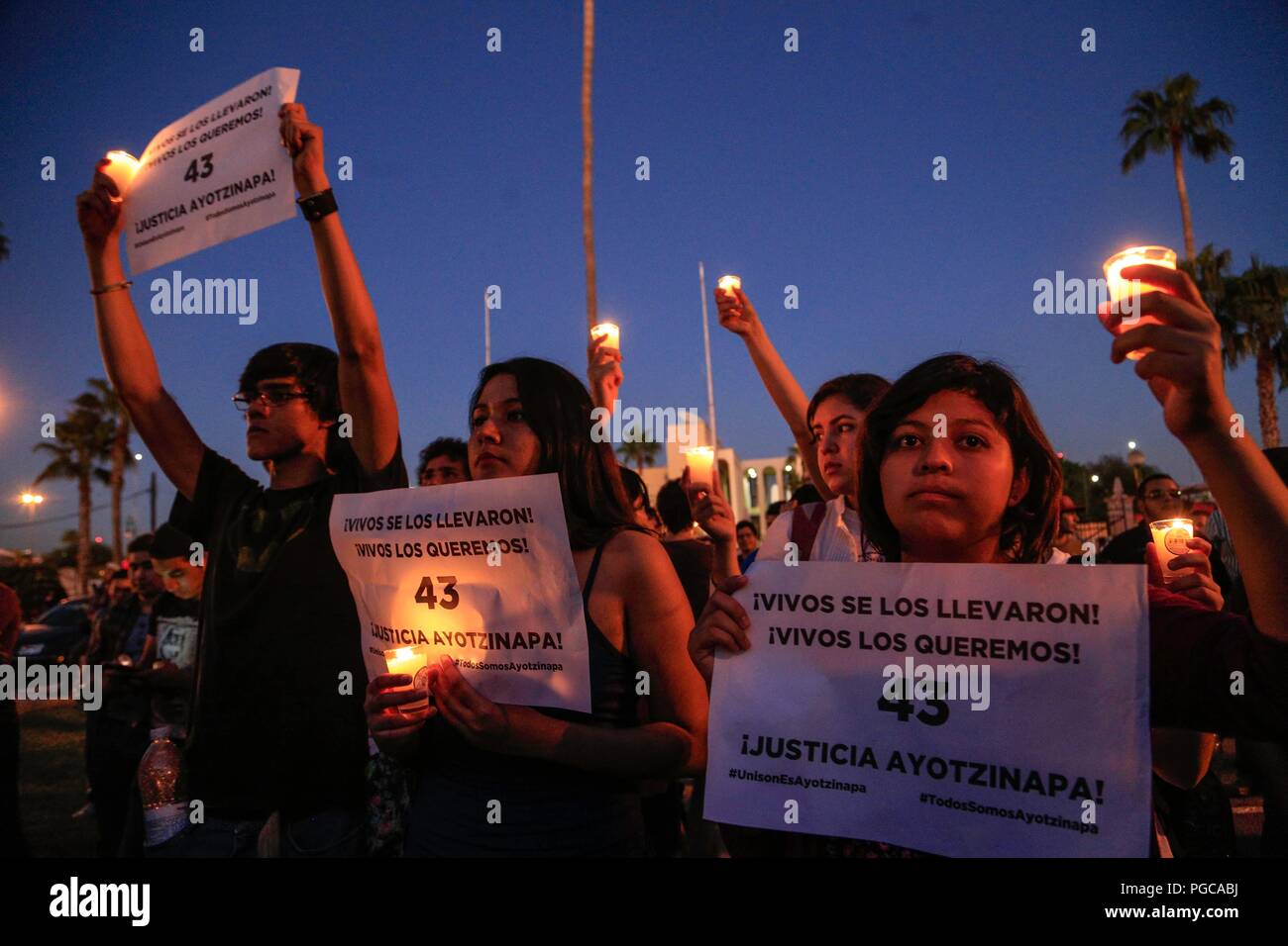 Des milliers d'étudiants de l'Université de Sonora ont marché sur le campus de l'Université pour exiger la justice dans le cas de 43 étudiants de Ayotzinapa manquant, Guer Banque D'Images