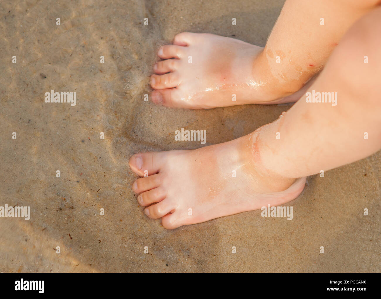 Bebe Enfant Faisant Ses Premiers Pas Sur La Plage Bebe Pieds Nus Sur Le Sable D Un Sejour Pres De La Banque Dans Les Jours Ensoleilles Vacances D Ete Vue D En Haut Photo Stock Bebe Enfant Faisant Ses Premiers Pas Sur La Plage Bebe Pieds Nus Sur Le Sable D Un Sejour Pres De La Banque Dans Les Jours Ensoleilles Vacances D Ete Vue D En Haut Photo Stock