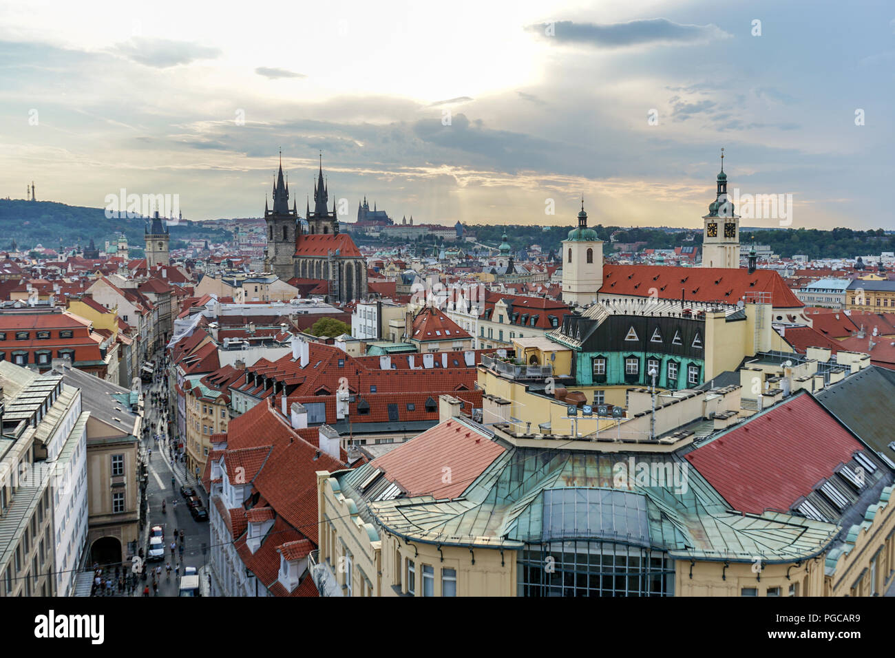 Vue sur la vieille ville de Prague, dans la soirée Banque D'Images