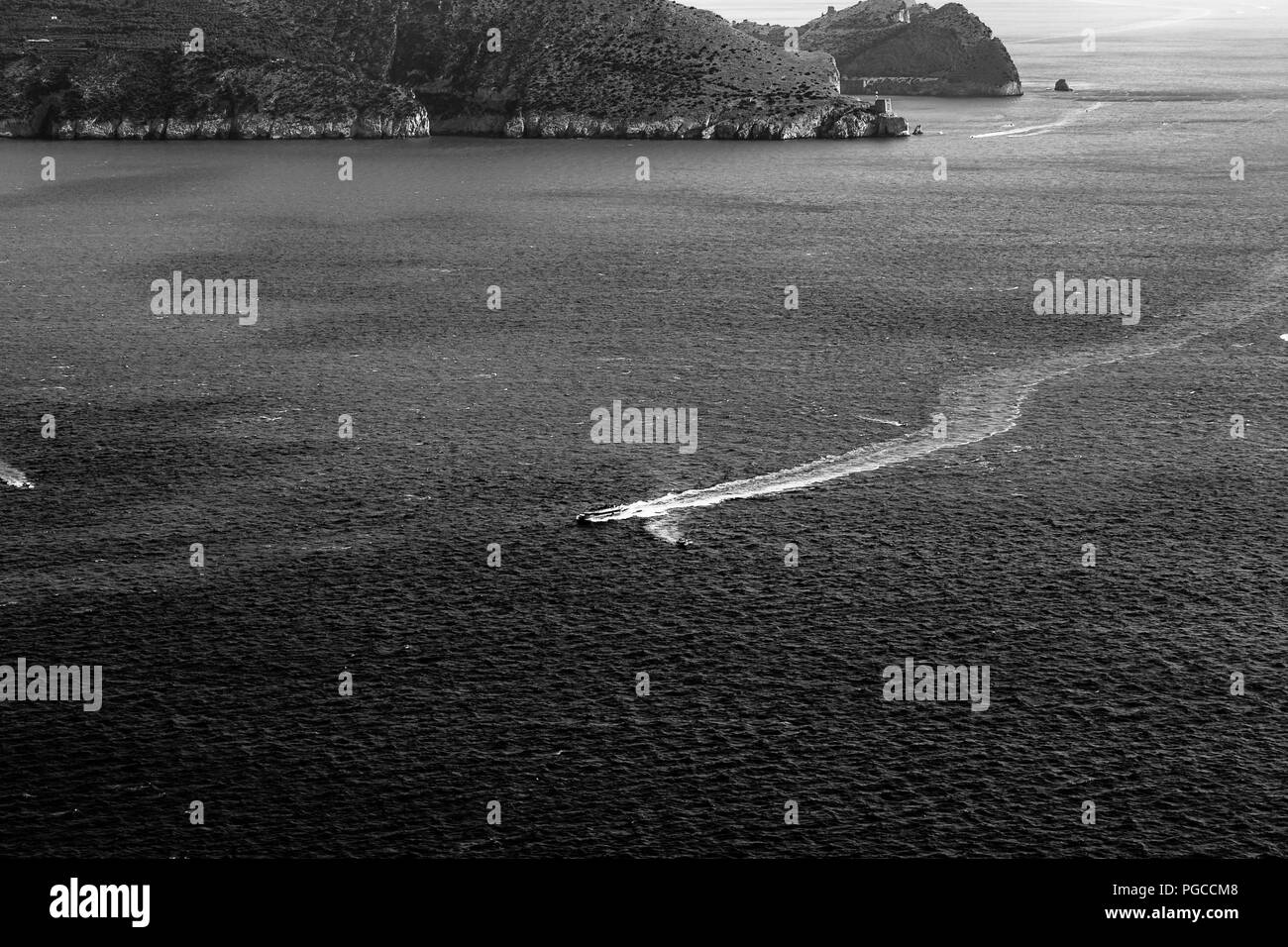 Belle vue aérienne de l'île de Capri, avec des sentiers en bateau sur l'eau Banque D'Images