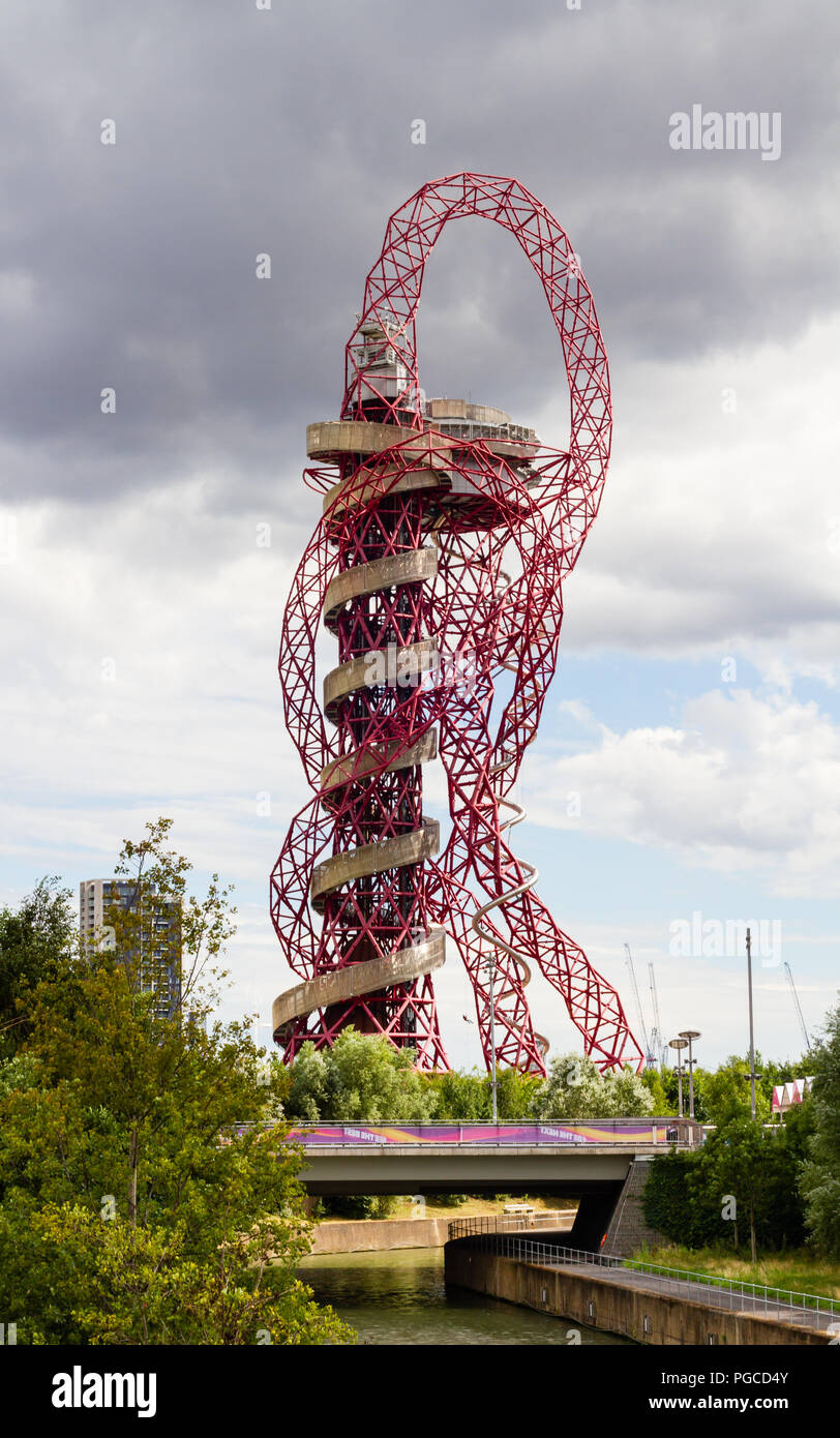 L'orbite d'ArcelorMittal dans le Queen Elizabeth Olympic Park, Londres, Angleterre. Le monument le plus haut de l'Angleterre est la sculpture. Banque D'Images