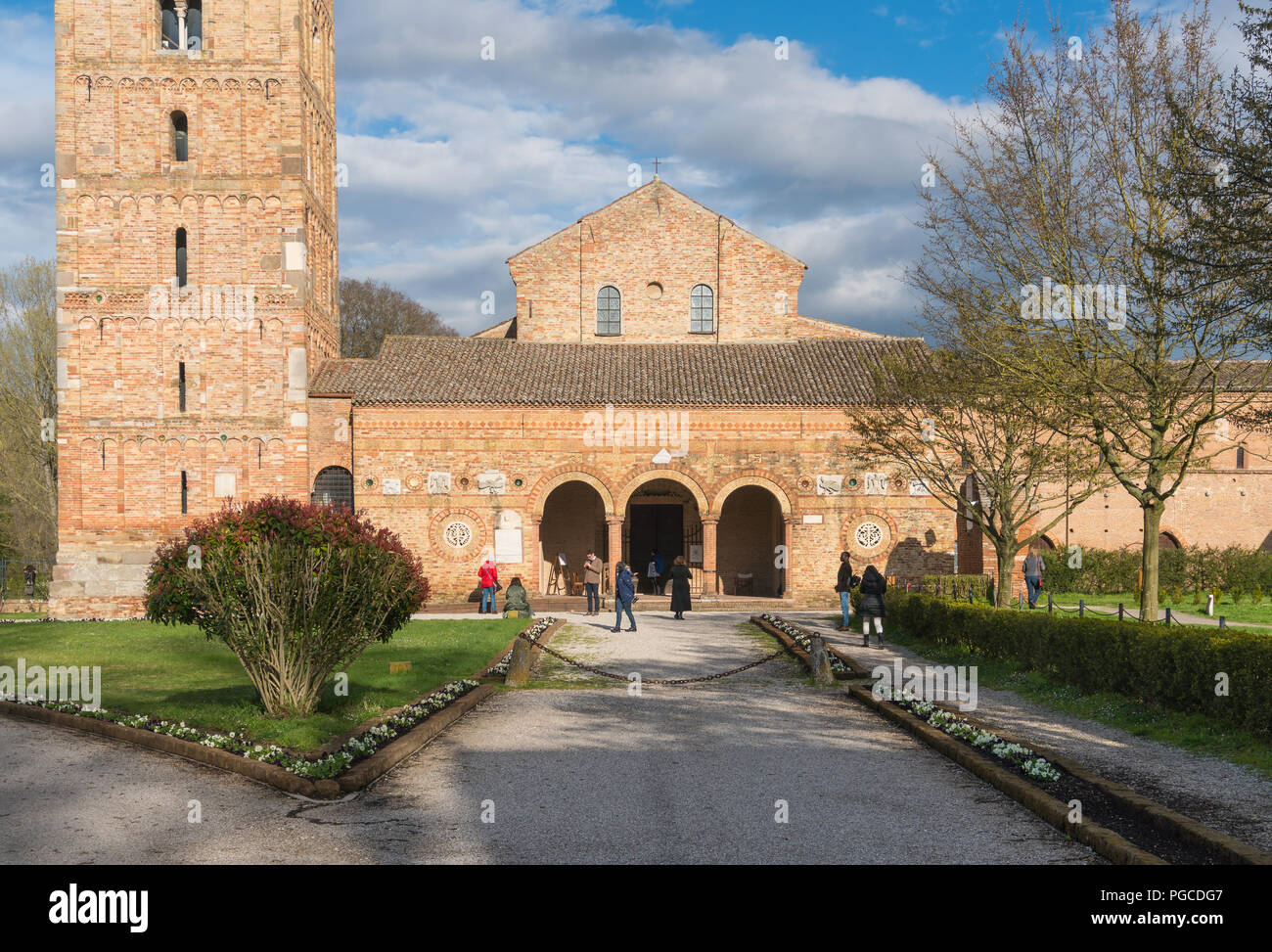 Pomposa,Italie-mars 31,2018:personnes admirer l'ancienne abbaye de Pomposa italien au cours d'une journée ensoleillée Banque D'Images