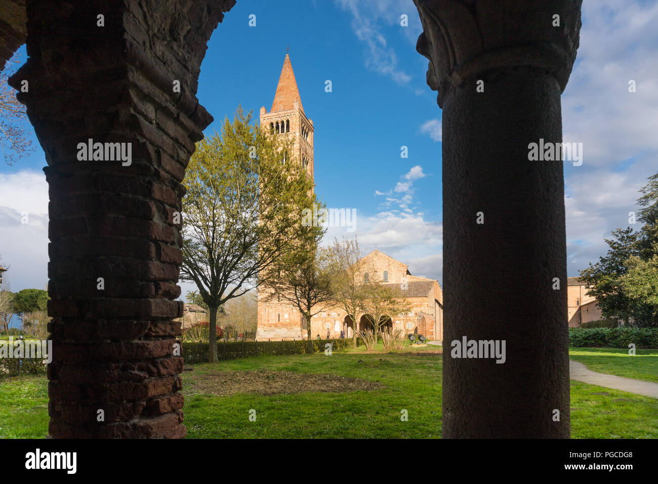 Pomposa,Italie-mars 31,2018:personnes admirer l'ancienne abbaye de Pomposa italien au cours d'une journée ensoleillée Banque D'Images