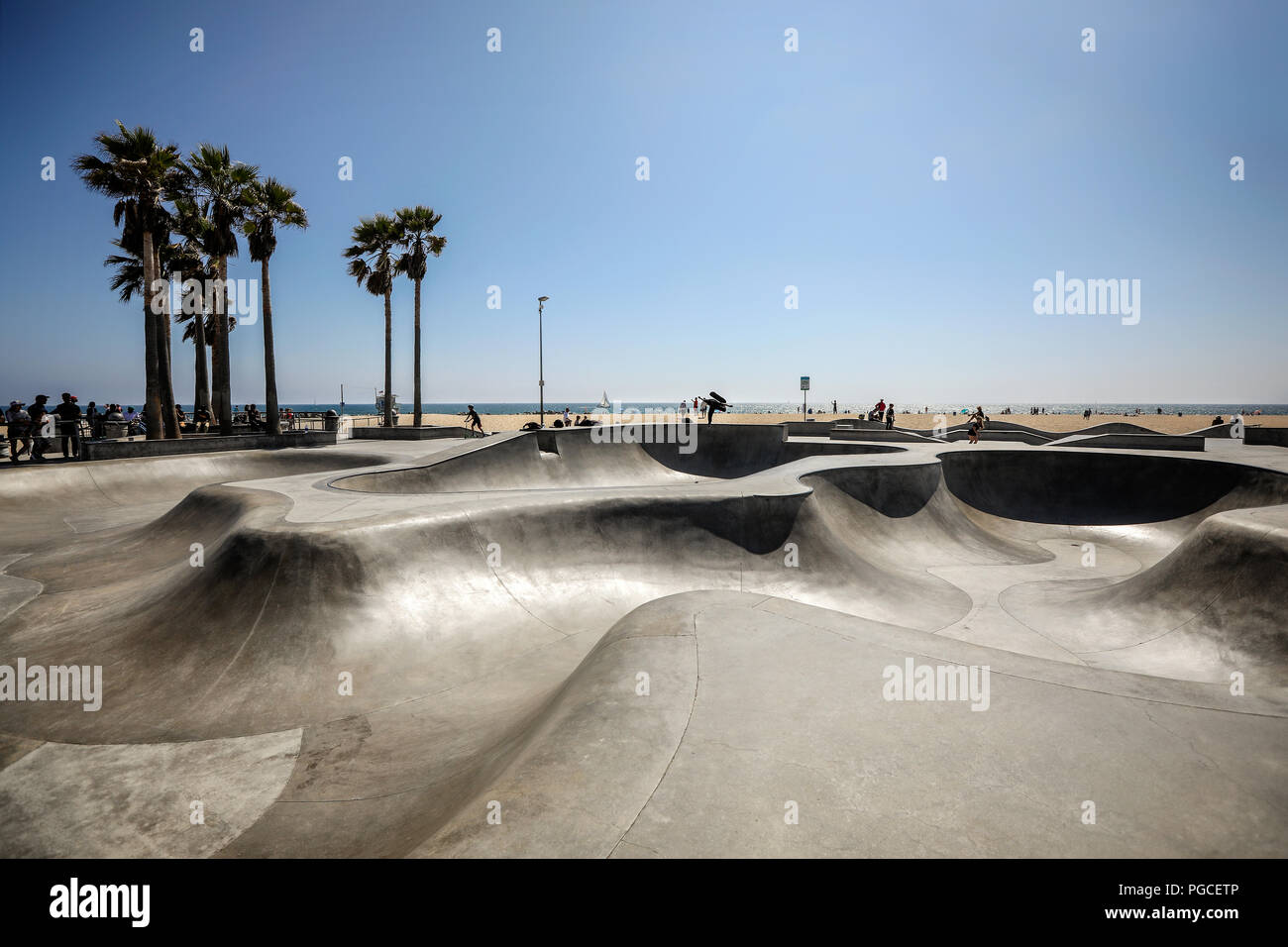 Los Angeles, États-Unis d'Amérique - le 20 juillet 2017 : Le Skatepark de Venice Beach est populaire parmi les patineurs et scooters en Californie. Banque D'Images