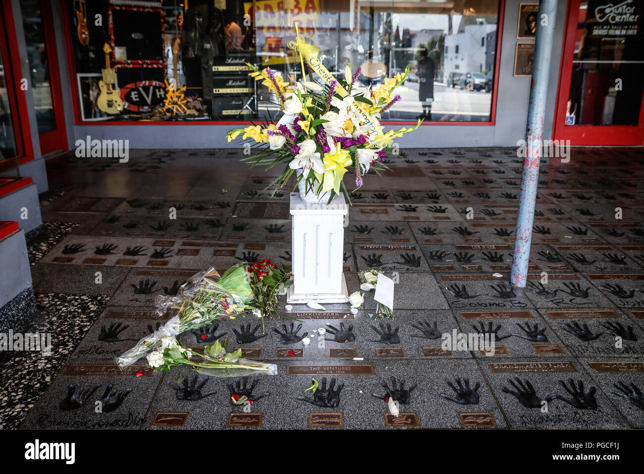 Los Angeles, États-Unis d'Amérique - le 22 juillet 2017 : Les fleurs sont placées à la Rock Walk of Fame en mémoire de Chester Bennington de Linkin Park, qui a été trouvé mort le 20 juillet 2017. Banque D'Images
