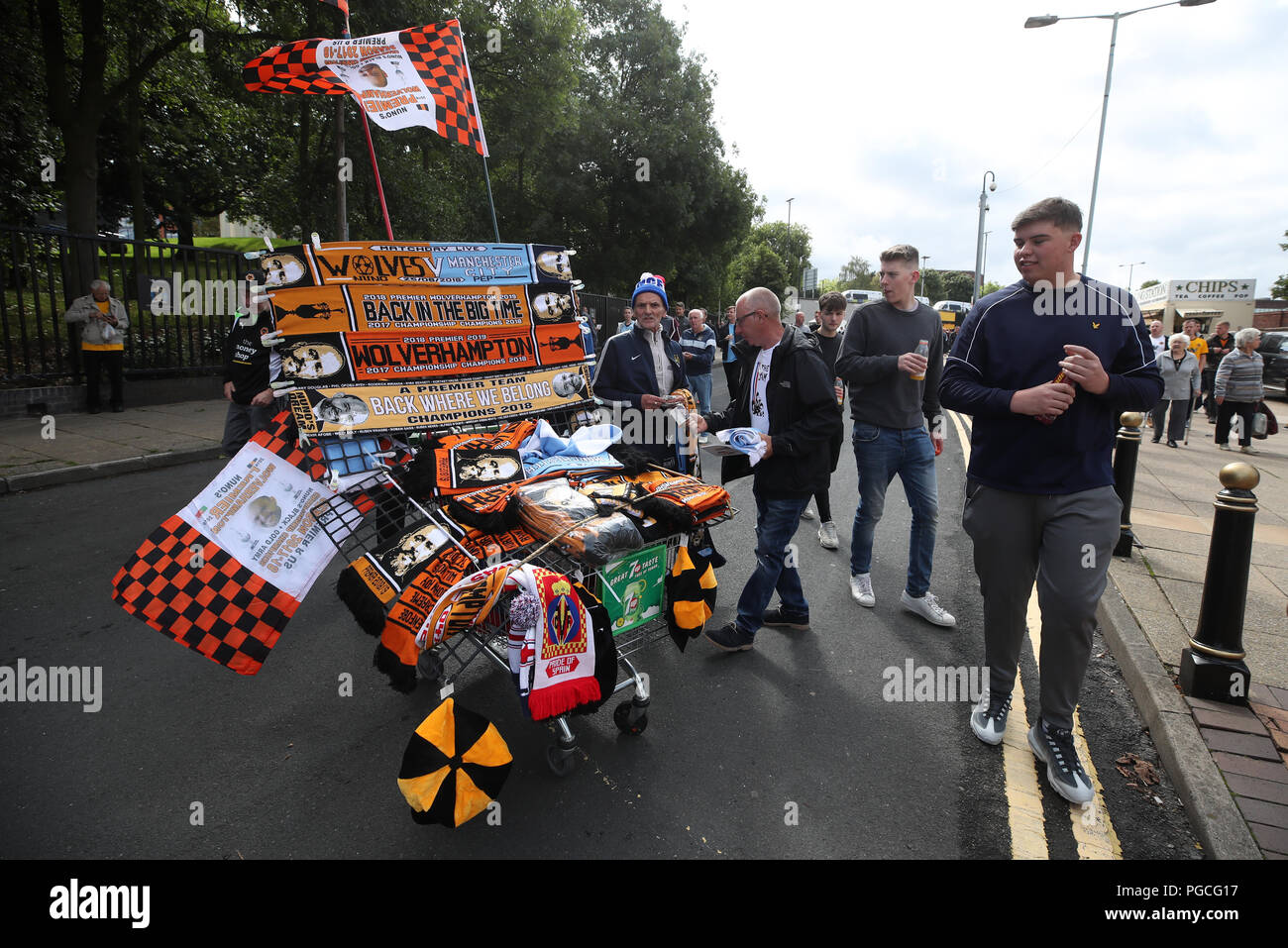 Les écharpes en vente avant que la Premier League match à Molineux, Wolverhampton. Banque D'Images