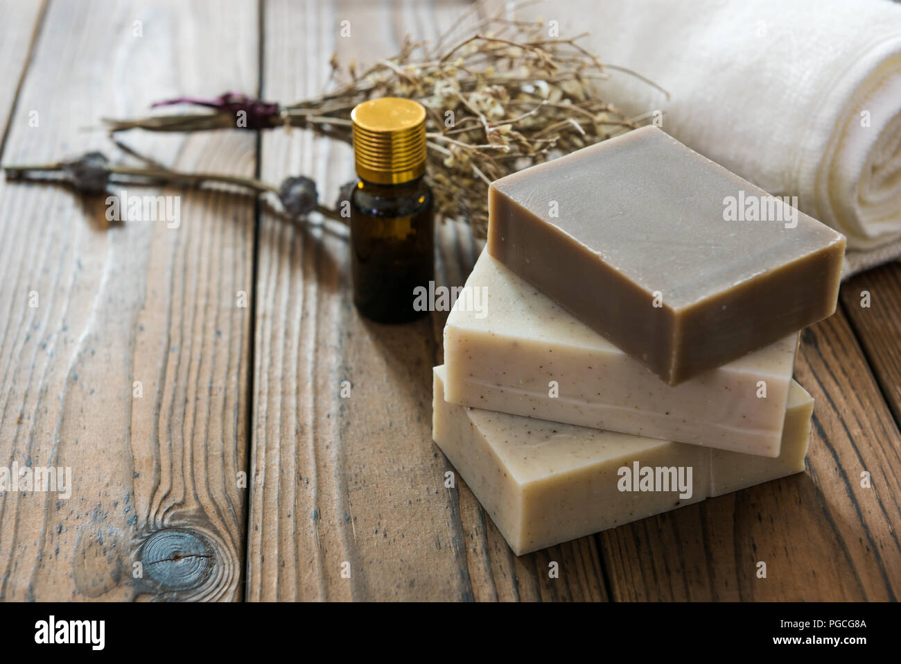 Les savons faits à la main sur fond de bois Banque D'Images