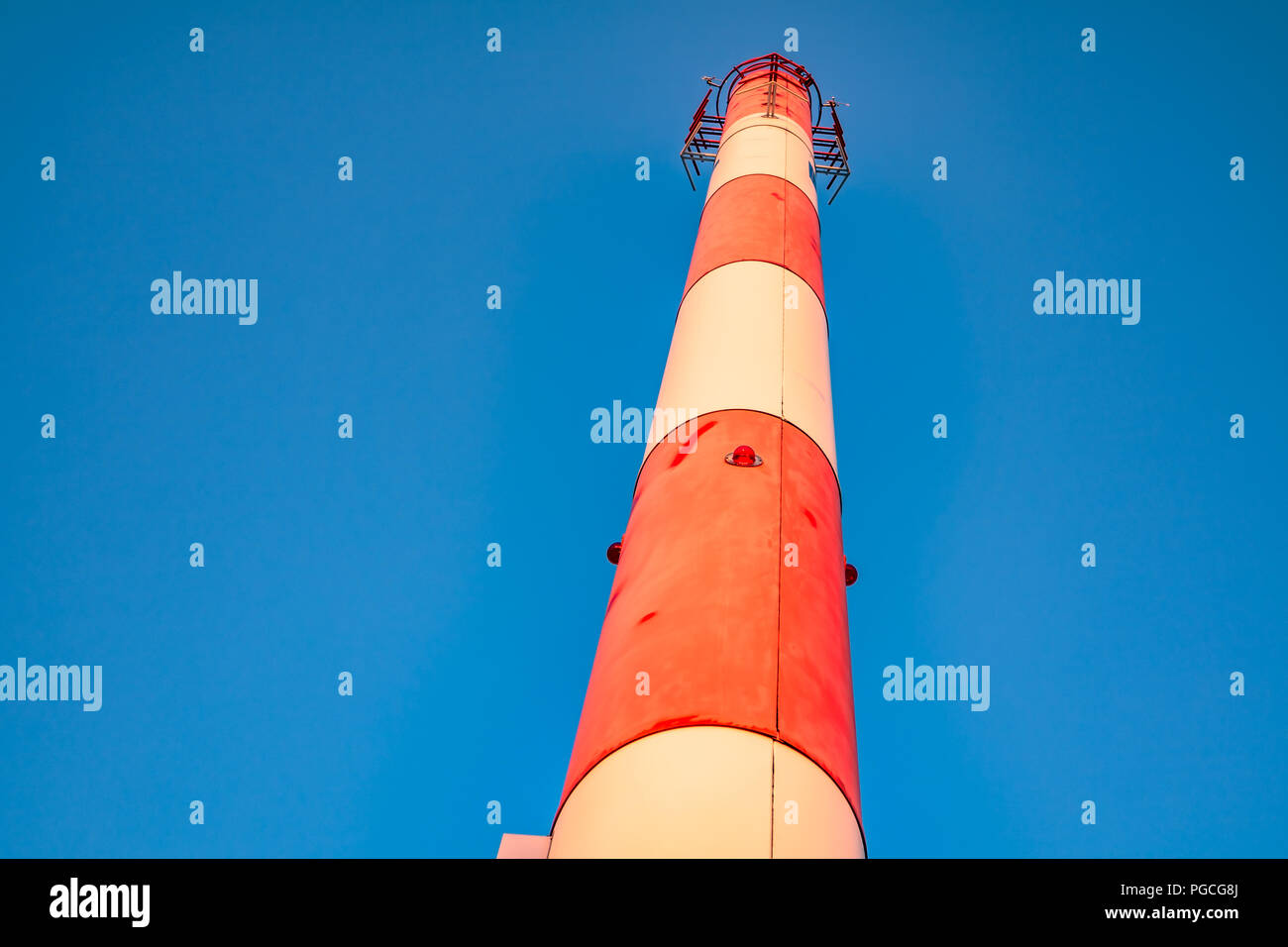 Antenne de communication énorme sur une chaude journée ensoleillée. Banque D'Images