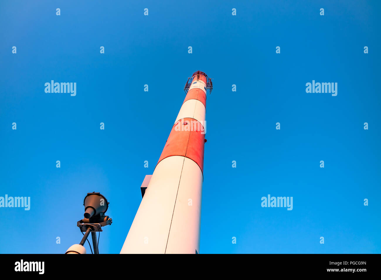 Antenne de communication énorme sur une chaude journée ensoleillée. Banque D'Images