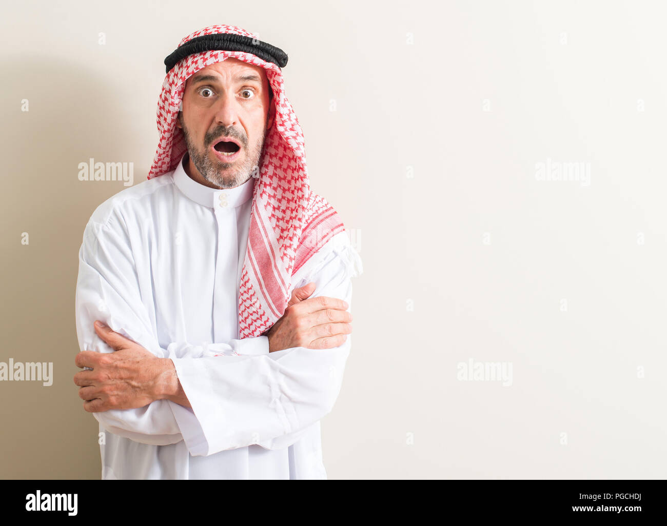 L'homme effrayé en arabe senior avec une surprise de Choc Visage, peur et  excité par la peur d'expression Photo Stock - Alamy