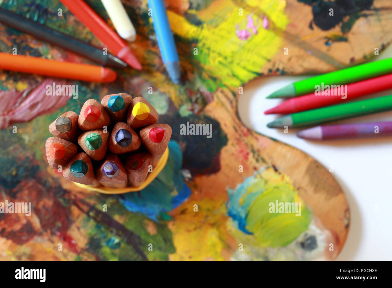 Outils pour la créativité, à savoir des crayons, pinceaux et palette Banque D'Images
