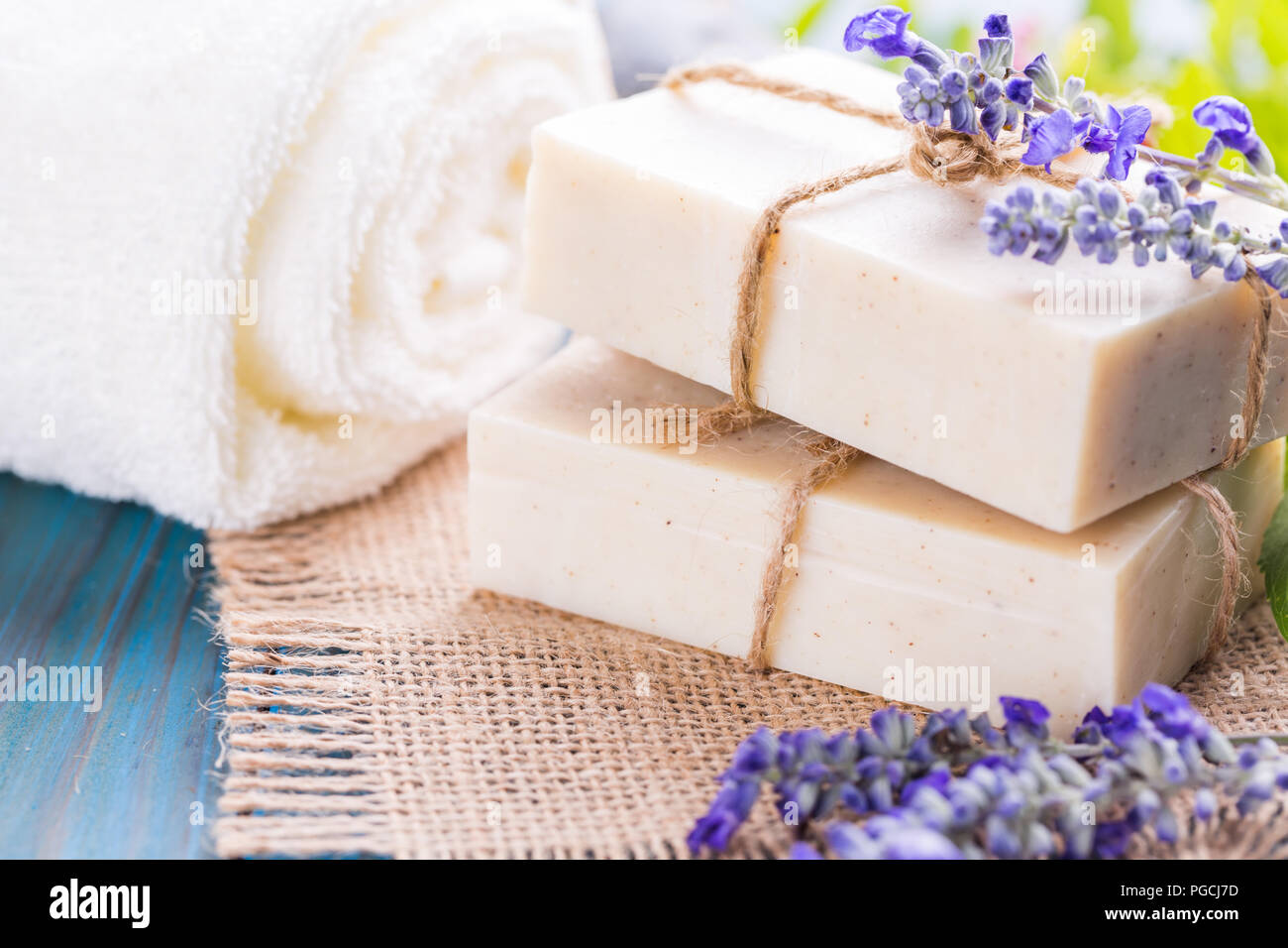 Barres de savon fait à la main. Savon fait maison avec des fleurs de  lavande Photo Stock - Alamy