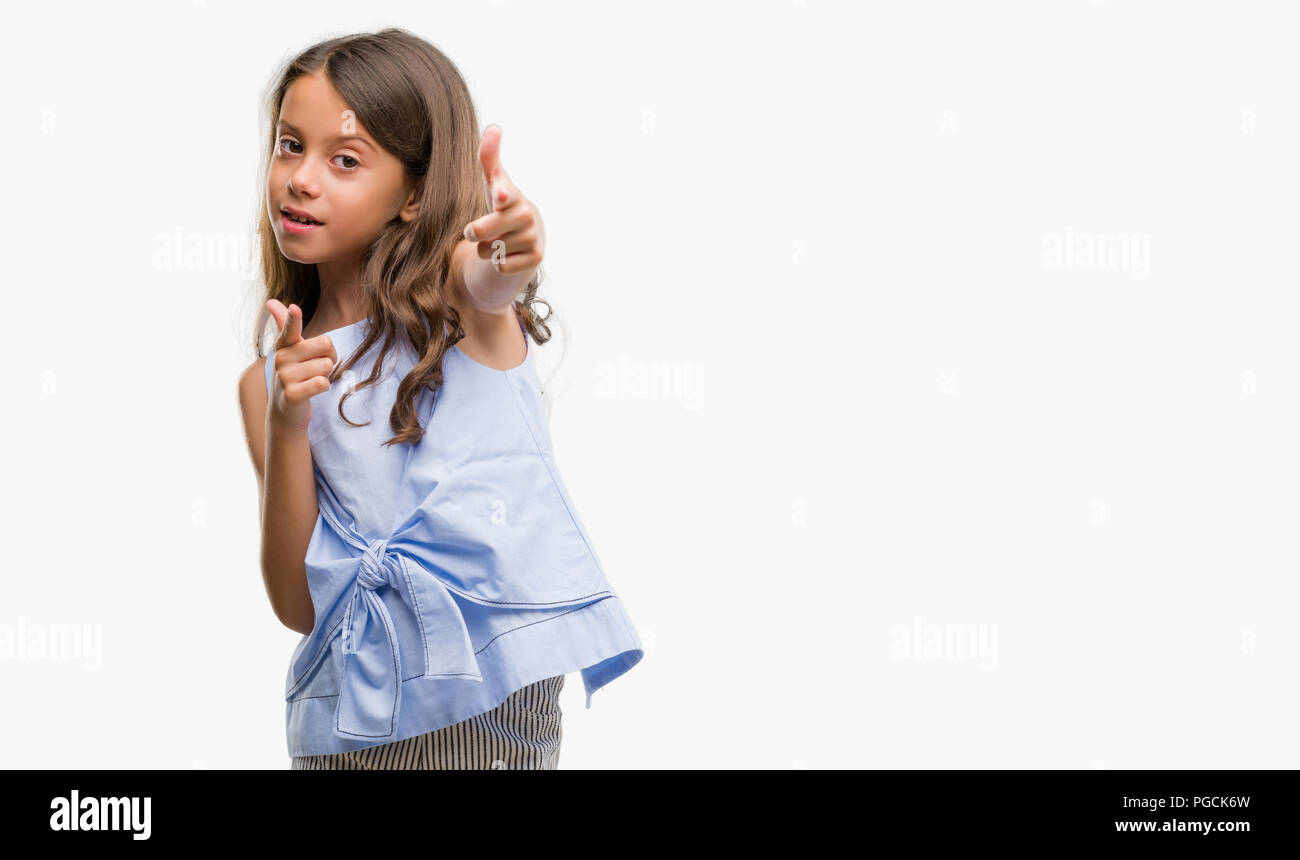 Brunette woman pointer du doigt à la caméra avec plaisir et drôle de visage. L'énergie et de bonnes vibes. Banque D'Images