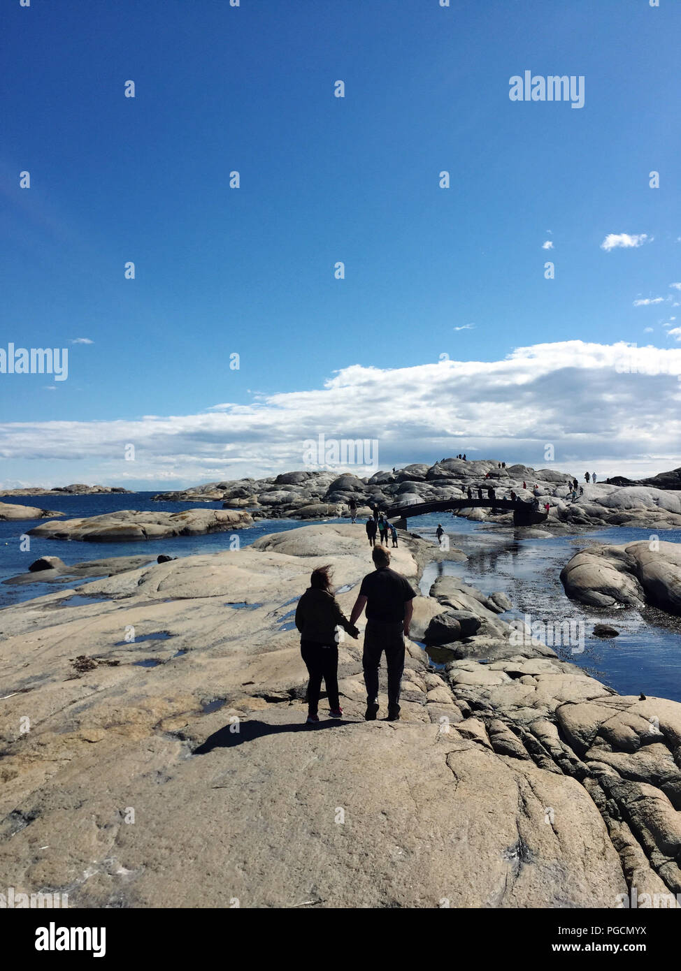 Un couple à la célèbre place, appelé Worlds End (Verdens Ende) dans Tjøme, Norvège sur une journée ensoleillée Banque D'Images