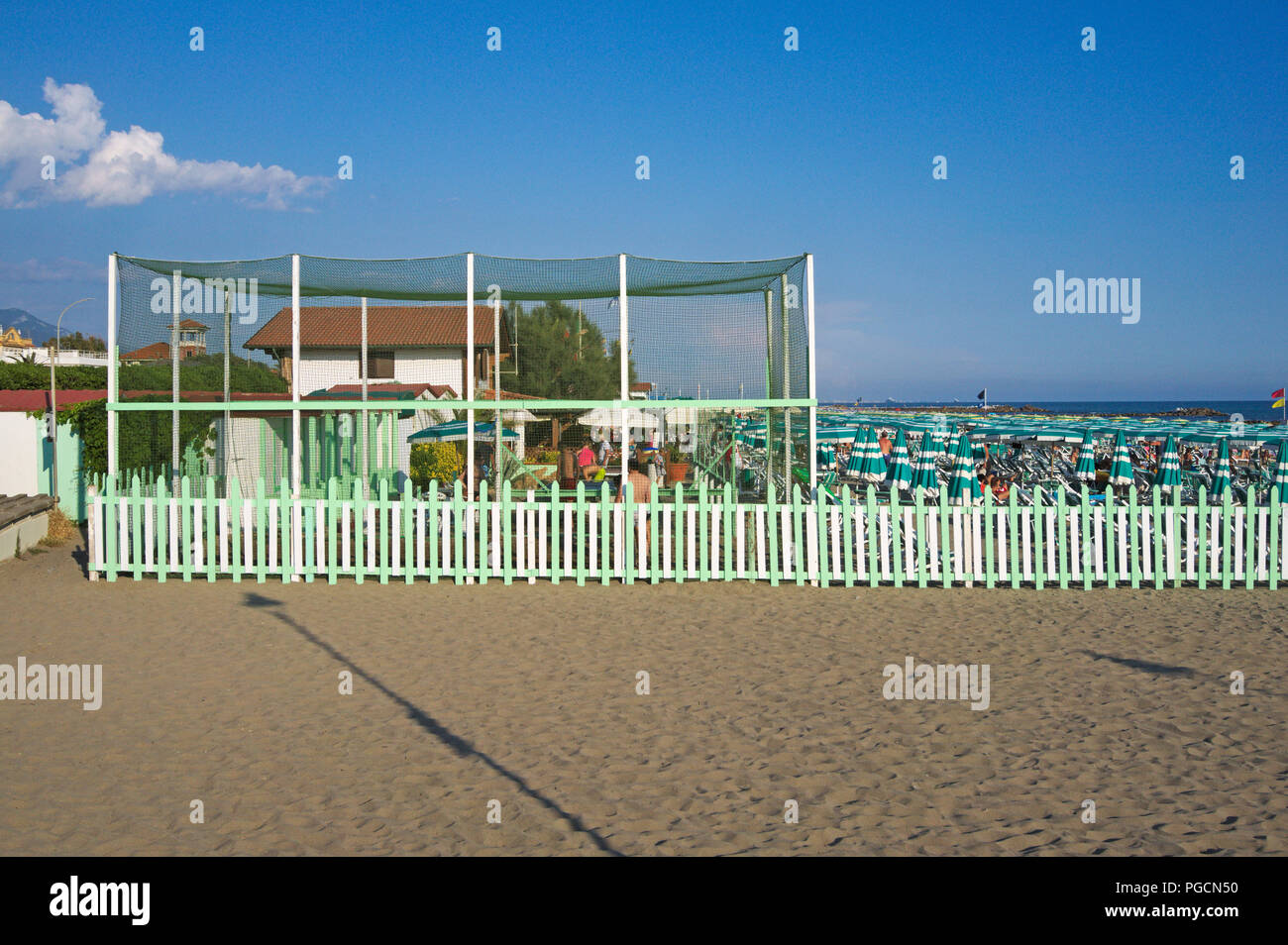 Une plage de Marina di Massa, Versilia, Toscane, Italie Banque D'Images