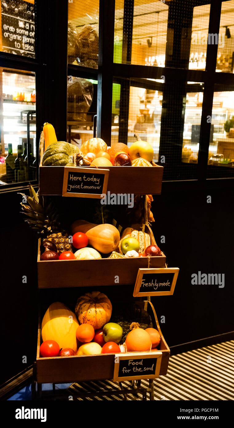 Un rack de fruits et de légumes placé à l'extérieur d'un déli Banque D'Images