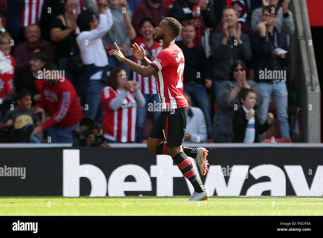 Ryan Bertrand, de Southampton, célèbre le premier but de sa partie lors du match de la Premier League au stade St Mary's, à Southampton. APPUYEZ SUR ASSOCIATION photo. Date de la photo: Samedi 25 août 2018. Voir PA Story FOOTBALL Southampton. Le crédit photo devrait se lire: Steven Paston/PA Wire. RESTRICTIONS : aucune utilisation avec des fichiers audio, vidéo, données, listes de présentoirs, logos de clubs/ligue ou services « en direct » non autorisés. Utilisation en ligne limitée à 120 images, pas d'émulation vidéo. Aucune utilisation dans les Paris, les jeux ou les publications de club/ligue/joueur unique. Banque D'Images