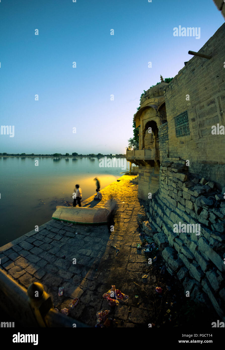 L'architecture typique et les gens de Gadi Sagar Lake à Jaisalmer, Rajasthan, India Banque D'Images