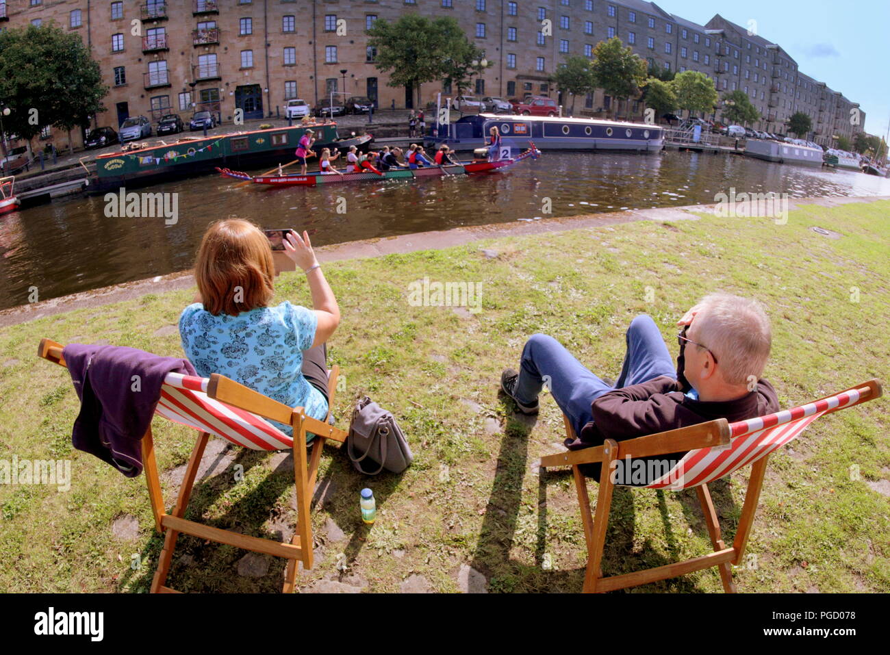 Glasgow, Ecosse, Royaume-Uni. 25 août, 2018. Météo Royaume-uni météo plus lumineux : sections locales sections locales voit sortir pour le festival du canal écossais à Speirs quai dans la Forth and Clyde canal pour le point culminant de la journée le Dragon Boat Race.. Gérard Ferry/Alamy news Banque D'Images