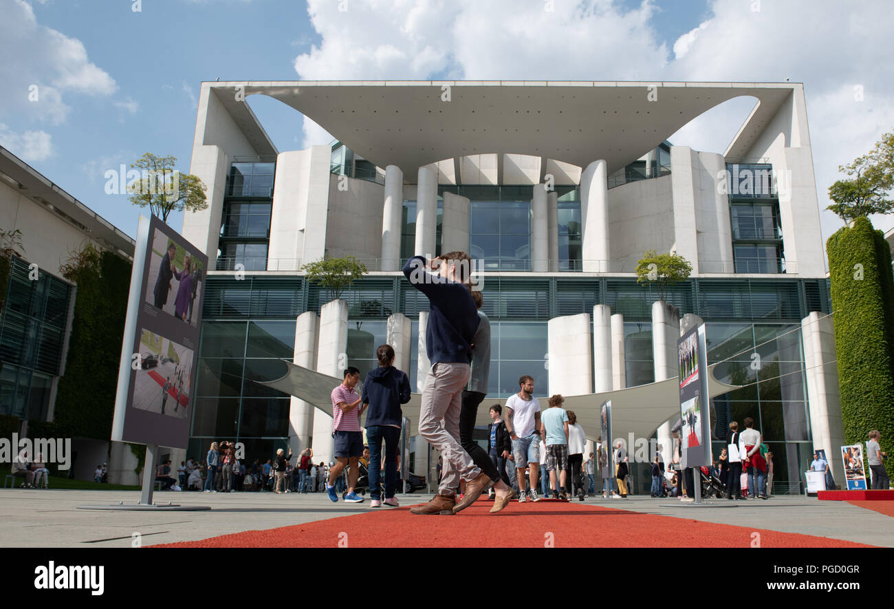 Berlin, Allemagne. Août 25, 2018. Les visiteurs de la journée portes ouvertes du gouvernement fédéral à pied sur un tapis rouge dans la cour intérieure de la chancellerie fédérale. Crédit : Paul Zinken/dpa/Alamy Live News Banque D'Images