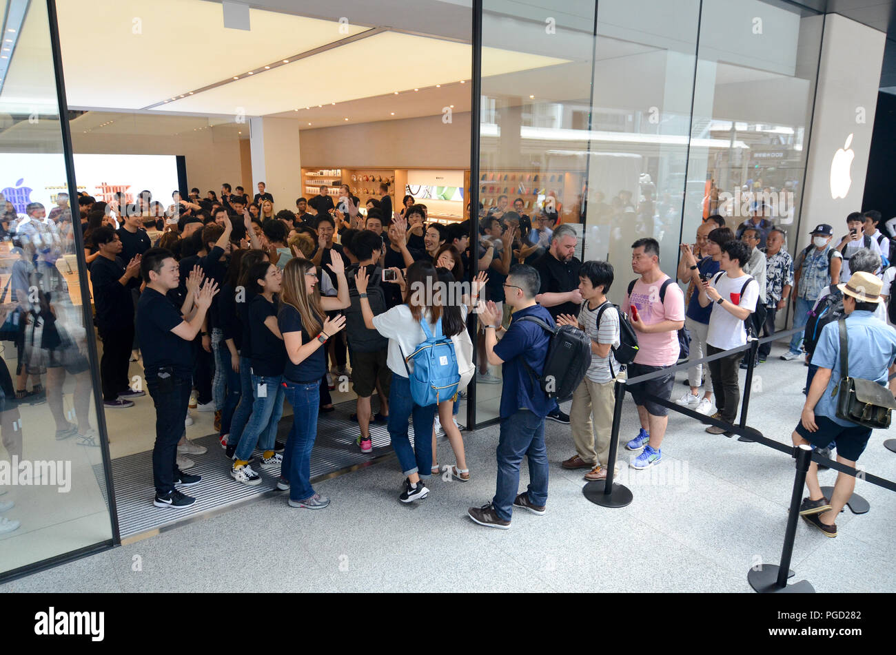 Les habitants et les touristes arrivent à tout nouveau magasin d'Apple, qui a ouvert ses portes sur la rue commerçante principale de Kyoto le 25 août, 2018. Banque D'Images