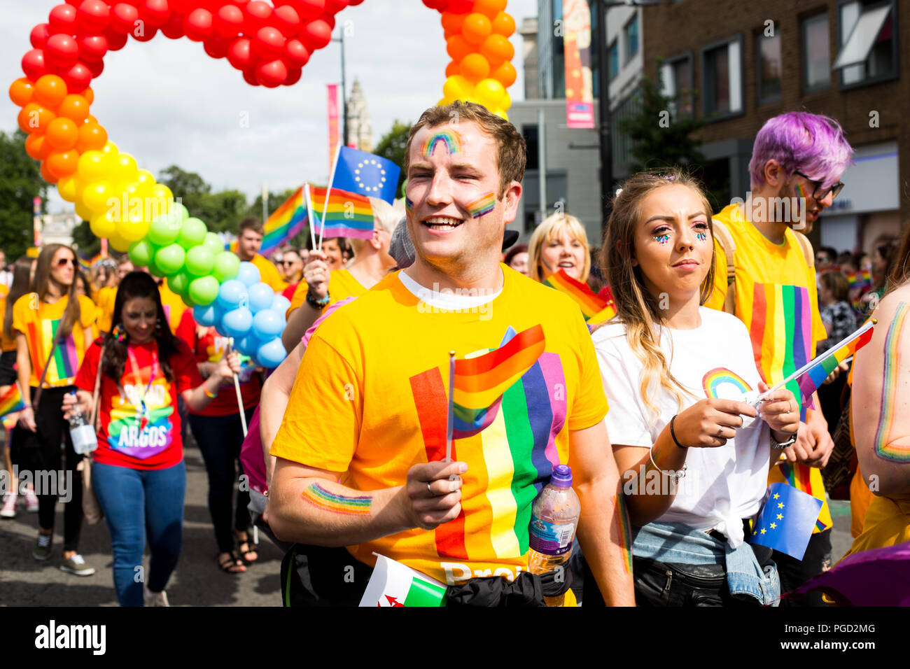 Cardiff, Wales, UK. Le 25 août 2018. Festivaliers profiter de la Pride Parade à Cardiff. © Lorna Cabble Banque D'Images