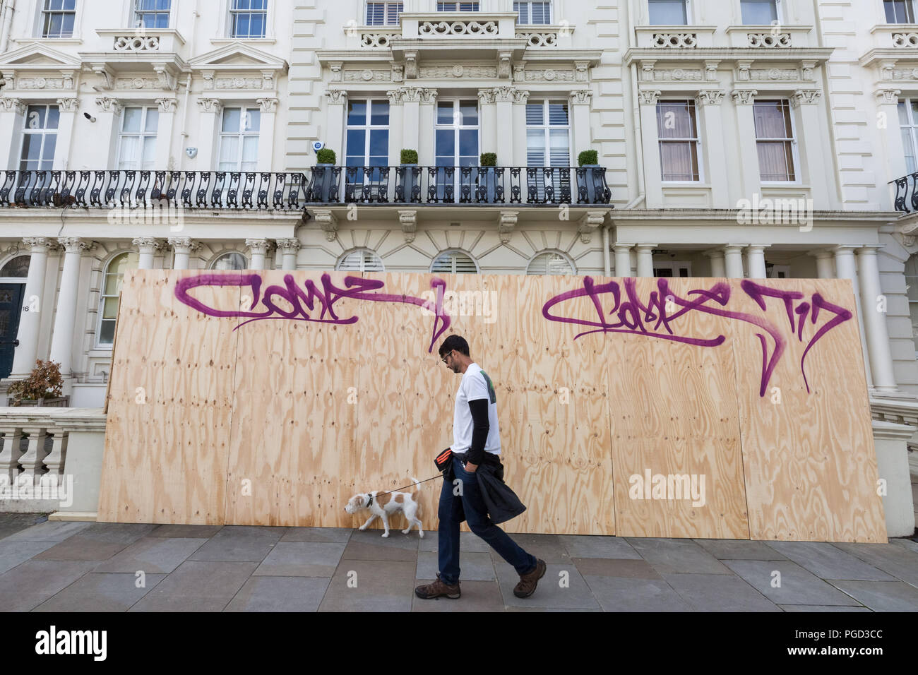 Londres, Royaume-Uni. 25 août, 2018. Les résidents et les entreprises locales dans Notting Hill ont leurs biens à bord jusqu'à l'avant du carnaval au cours de week-end férié. Crédit : Guy Josse/Alamy Live News Banque D'Images