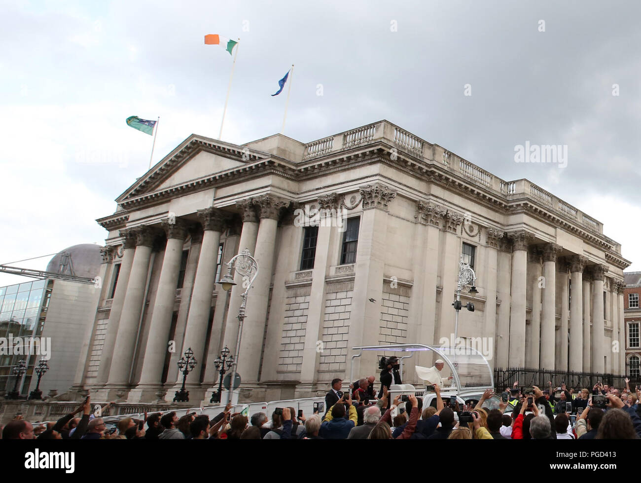 La foule et les manifestants se tourner à Dublin pour la visite du Pape François à l'Irlande Banque D'Images
