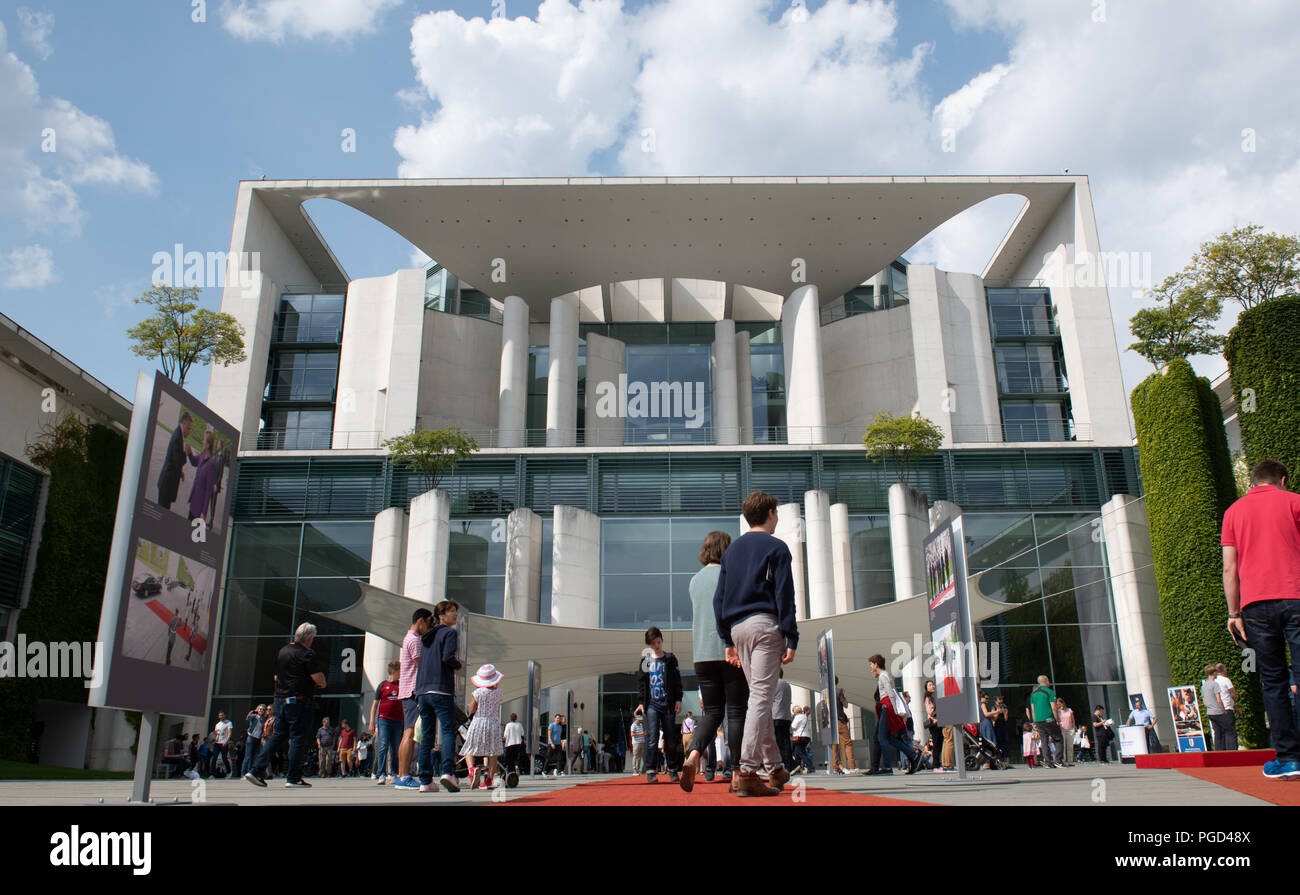 25 août 2018, l'Allemagne, Berlin : les visiteurs de la journée portes ouvertes du gouvernement fédéral à pied sur un tapis rouge dans la cour intérieure de la chancellerie fédérale. Photo : Paul Zinken/dpa Banque D'Images