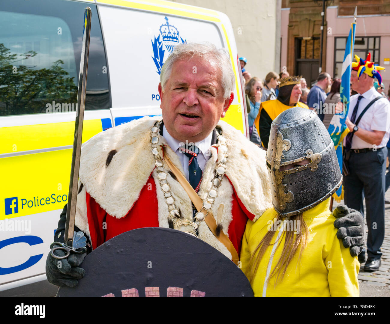 Provost John McMillan avec robe ermine et fille portant le casque de chevalier, Haddington, East Lothian, Écosse, Royaume-Uni Banque D'Images