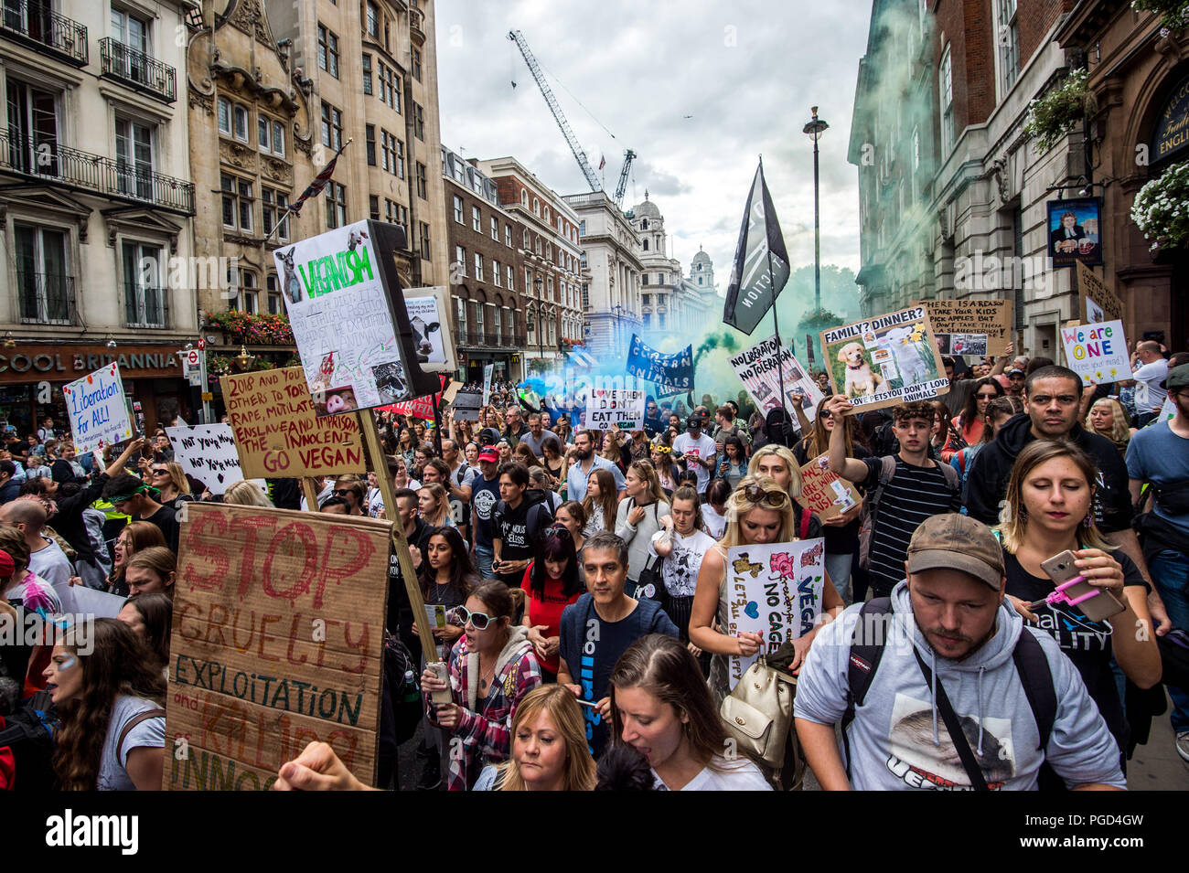 London, Londres, Royaume-Uni. Août 25, 2018. Vu les affiches holding au cours de la marche.Les droits de l'Animal officiel Mars est une vegan annuel fondé par Mars UK organisation de défense des droits des animaux une surtension. La marche passe à travers les rues de Londres, demandant la fin de tous les animaux de l'oppression. Credit : Brais G. Rouco SOPA/Images/ZUMA/Alamy Fil Live News Banque D'Images