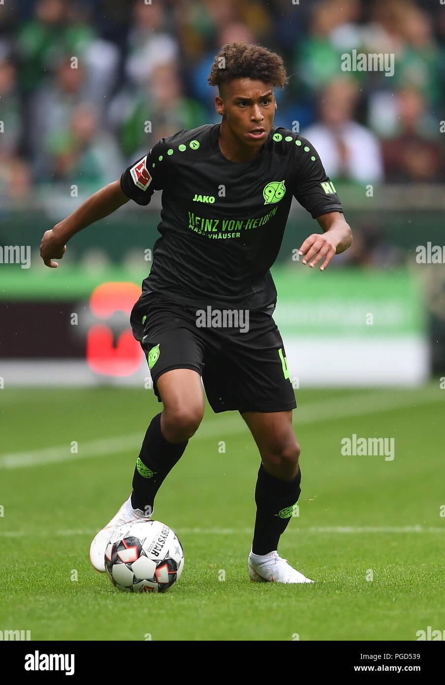 Brême, Allemagne. Août 25, 2018. Football, Bundesliga, 1ère Spieltag, Werder Brême vs Hanovre 96 dans le stade Weserstadion de Brême. Linton du Hanovre Maina sur le ballon. Credit : Carmen Jaspersen/DPA - AVIS IMPORTANT : DFL règlement interdit toute utilisation des photographies comme des séquences d'images et/ou quasi-vidéo./dpa/Alamy Live News Banque D'Images