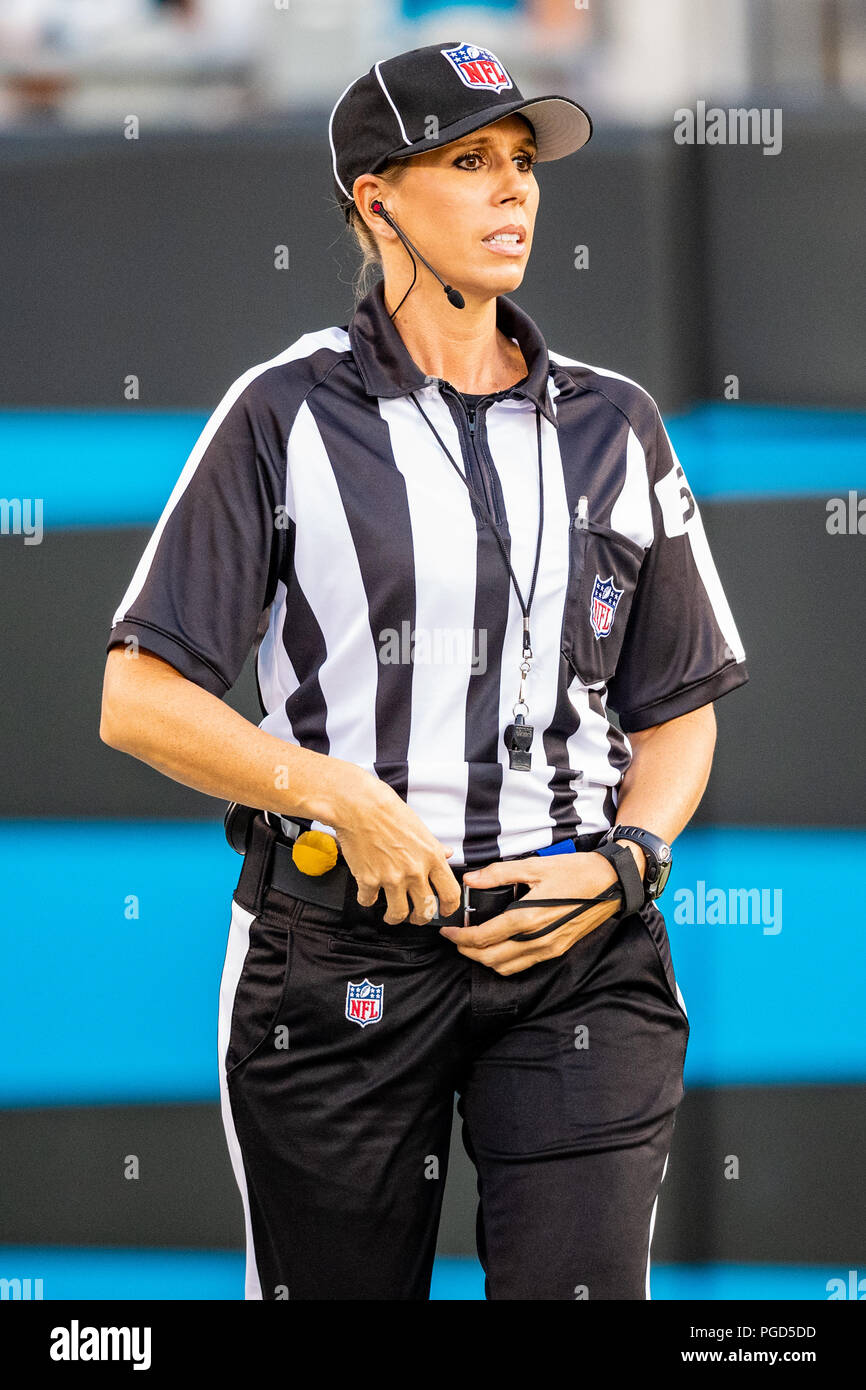 Bas Sarah Thomas juge pendant la saison NFL football match entre les New England Patriots et les Panthers le vendredi 24 août 2018 à Charlotte, NC. Jacob Kupferman/CSM Banque D'Images