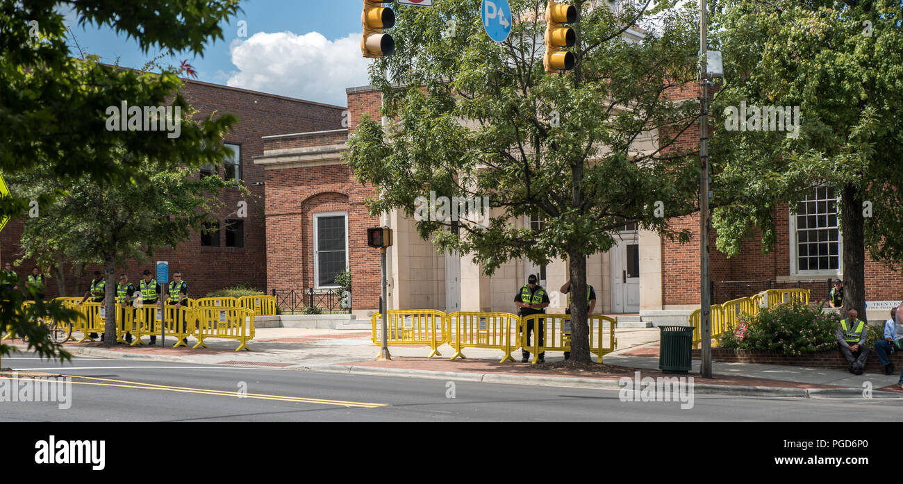 North Carolina, USA. 25 août 2018. Démonstration à Silent Sam Statue, Campus de l'UNC avec contrôle de la police de crédit : DavidEco/Alamy Live News Banque D'Images